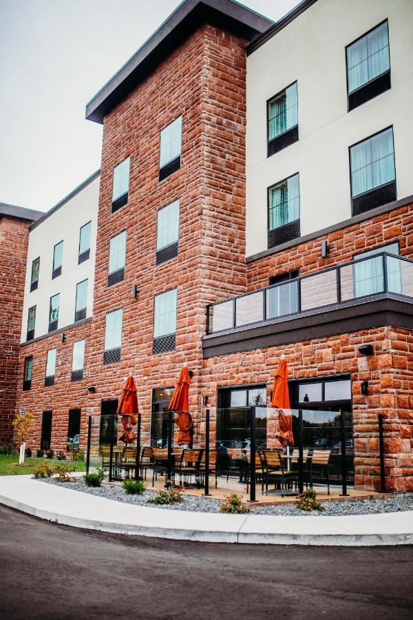 Cobblestone Hotel & Suites إنترناشونال فولز المظهر الخارجي الصورة
