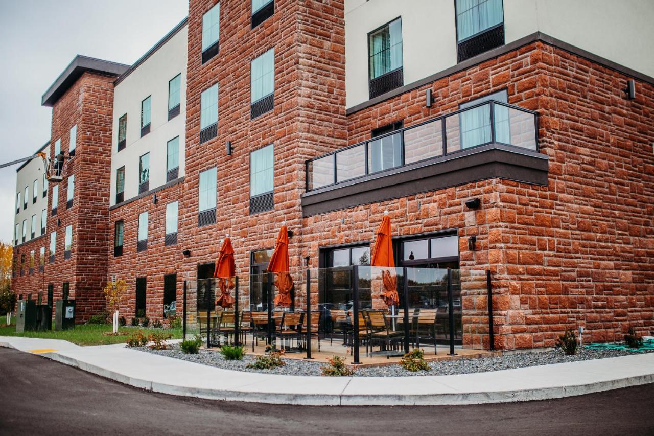 Cobblestone Hotel & Suites إنترناشونال فولز المظهر الخارجي الصورة